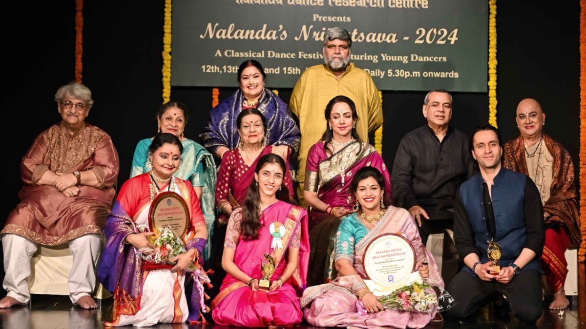 Nalanda Dance Research Centre DRM Uma Rele Present award to Actor Hema Malini & Paresh Rawal in Mumbai - PNN Digital Nalanda Dance Research Centre DRM Uma Rele Present award to Actor Hema Malini & Paresh Rawal in Mumbai - PNN Digital