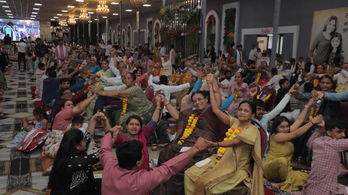 Entrepreneurs unite to honor parents in Surat