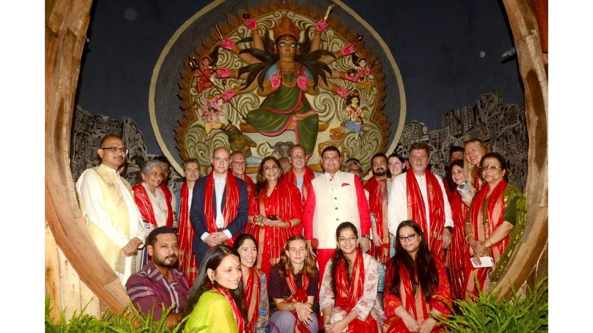 Foreign diplomats connect with the soul of North Kolkata at Chaltabagan Durga Puja PNN