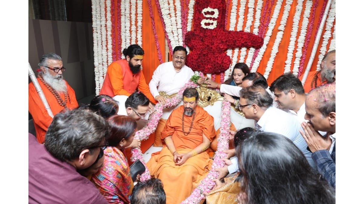 Mahamandaleshwar Kailashanand Giri met devotees at RPS 12th Avenue, Faridabad PNN